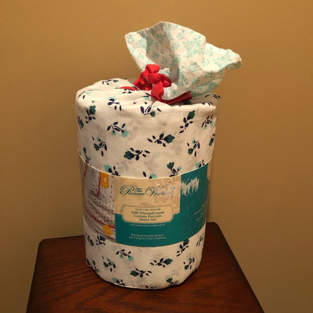 NWT White and Blue Floral Sheet Set